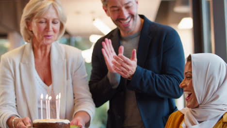 Mitarbeiter-Feiern-Geburtstag-Einer-Kollegin-Mit-Kopftuch-Im-Büro-Mit-Kuchen