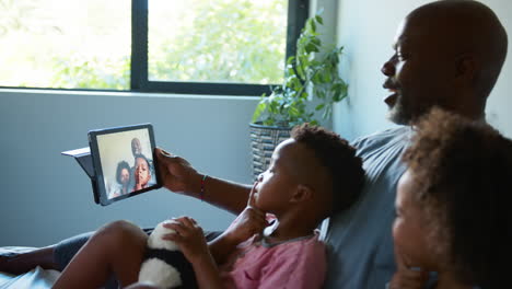 Großvater-Und-Enkelkinder-Mit-Digitalem-Tablet-Posieren-Für-Ein-Selfie,-Sitzen-Zusammen-Auf-Dem-Sofa