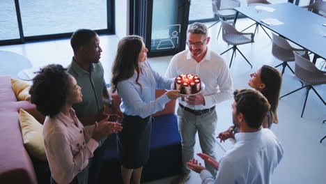 Mitarbeiter-Feiern-Geburtstag-Eines-Männlichen-Kollegen-Im-Multikulturellen-Großraumbüro-Mit-Kuchen