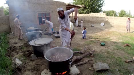 Cocinar-Carne-En-Un-Recipiente-Gigante