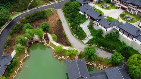 Die-Luftaufnahme-Zeigt-Eine-Atemberaubende-Landschaft-Und-Einen-Traditionellen-Chinesischen-Zen-Architektur-Tempel-Im-Huaxiacheng-Themenpark-In-Weihai,-China