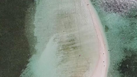 Touristen-überqueren-Die-Berühmte-Weiße-Sandbank,-Tup-Island,-Krabi