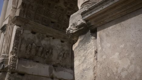 4K-Bogen-Des-Titus-Schiebers-In-Rom,-Touristisches-Forum-Romanum,-Ruinen-Des-Imperiums,-Zusammenbruch,-Ruinen,-Zerstörung-Jerusalems