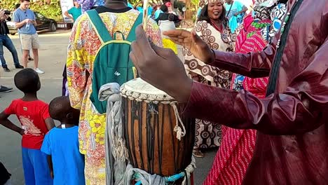 Pueblo-Indígena-Tocando-Tambores-Senegaleses-En-Senegal,-África-Occidental