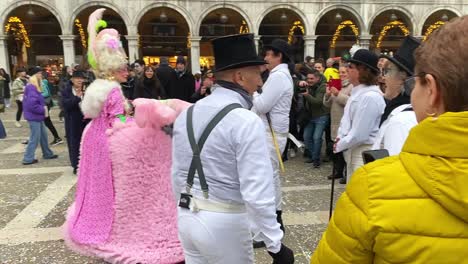 Mujer-Vistiendo-Traje-Peludo-Rosa-Con-Máscara-De-Disfraces-En-El-Carnaval-De-Venecia,-De-Mano