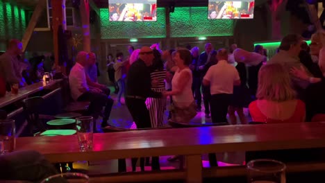 Paare-Und-Alleinstehende-ältere-Menschen-Genießen-Einen-Abend-Beim-Trinken-Und-Tanzen-In-Einer-örtlichen-Bar