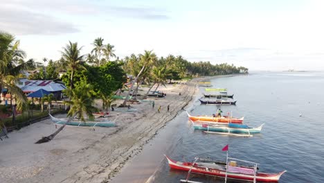 Philippinisches-Fischerdorf-Mit-Bunten-Fischerbooten-Am-Tropischen-Strand-Auf-Der-Insel-Siargao-Bei-Sonnenuntergang