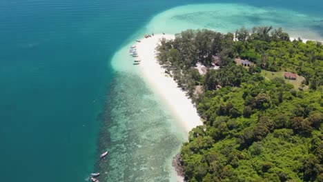 Playa-Tropical,-Arrecifes-De-Coral-Y-Aguas-Cristalinas-En-Koh-Poda,-Krabi