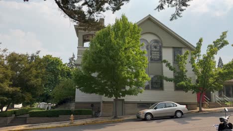 Weiße-Holzfassade-Der-Ersten-United-Methodist-Church-In-Ashland,-Oregon
