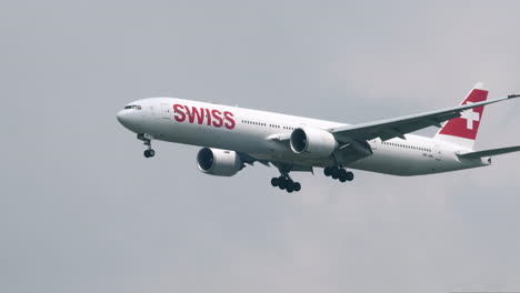 Swiss-Air-Boeing-777-Bereitet-Sich-Auf-Die-Landung-Am-Flughafen-Suvarnabhumi,-Thailand-Vor