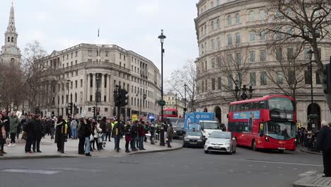 El-Antiguo-Autobús-De-Dos-Pisos-Routemaster-De-Londres-Diverge-De-Los-Autobuses-Rojos-De-Estilo-Moderno-En-Trafalgar-Square