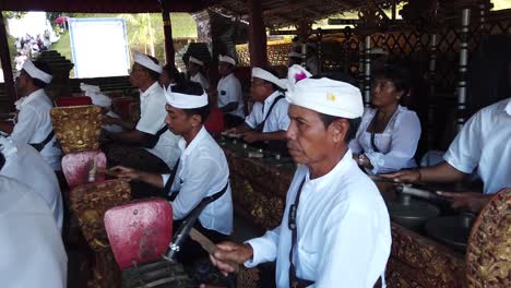 Musicians-Play-Gamelan-Orchestra-in-Hindu-Ceremony-at-Bali-Temple,-Indonesia