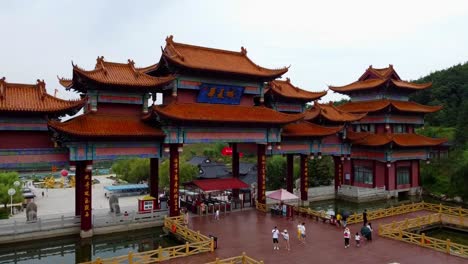 Majestätische-Luftaufnahme-Des-Eingangs-Zum-Huaxiacheng-Park-In-Weihai,-China