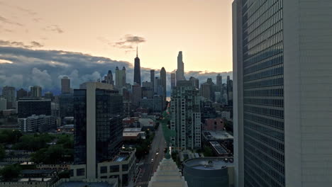 Estatua-Del-Espíritu-De-Progreso,-Noche-Colorida-En-Chicago---Descendiendo,-Disparo-De-Drone