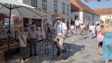 Hochrad-Fahrradparade-Während-Des-Berühmten-Spancirfest-Straßenfestivals