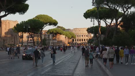 Blick-Auf-Das-Kolosseum-Von-Der-Straße-Via-Dei-Fori-Imperiali,-Die-Während-Der-Goldenen-Stunden-Für-Den-Verkehr-Gesperrt-Ist