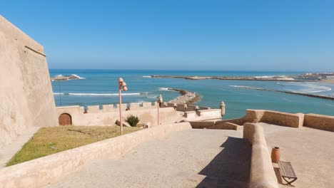 Panoramablick-Auf-Das-Meer-Von-Der-Kasbah-Der-Udayas,-Rabat,-Mit-Ruhiger-Stimmung