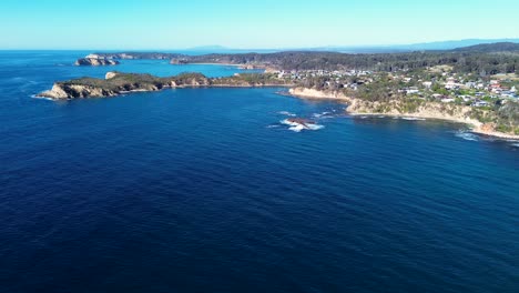 Drohne-Aus-Der-Luft,-Malerische-Landschaftsansicht,-Meer,-Ozean,-Bucht,-Küstenlinie,-Landzunge,-Felsige-Hügel,-Gehäuse,-Vorort,-Malua-Bay,-Batemans-Bay,-NSW,-Südküste,-Broulee,-Australien