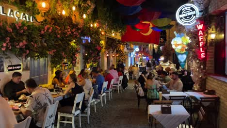 Colorido-Paseo-Nocturno-En-La-Vibrante-Ciudad-De-Alacati-Con-Bares-Y-Restaurantes