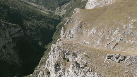 Eine-Drohnenaufnahme-über-Den-Sibillini-Bergen