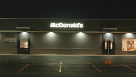 McDonalds-Fast-Food-Restaurant-Zeitraffer-Nacht