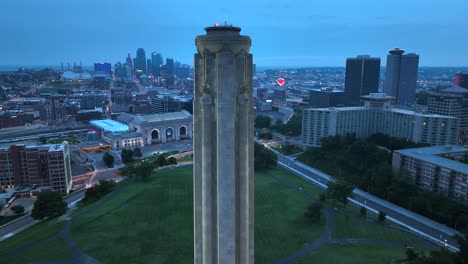 Liberty-Memorial-Tower-In-Kansas-City-Während-Der-Blauen-Stunde