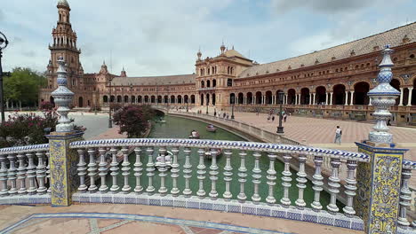 Perfekter-Clip,-Um-Die-Idyllische-Schönheit-Der-Spanischen-Architektur-Und-Die-Entspannte-Atmosphäre-Eines-Sonnigen-Tages-Auf-Der-Plaza-De-España-Zu-Vermitteln