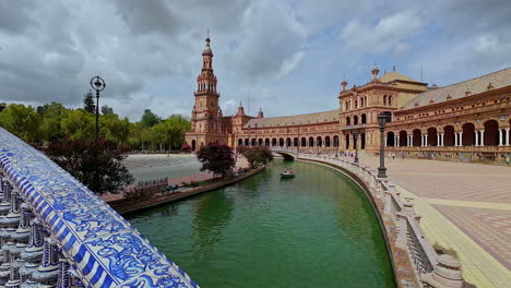 Plaza-de-España-Canal-Boat-with-Touirsts,-Slow-Motion-Panning-Shot