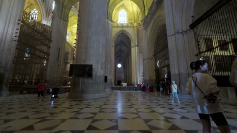 Turista-Disfrutando-De-La-Arquitectura-Interior-De-La-Catedral-De-Sevilla