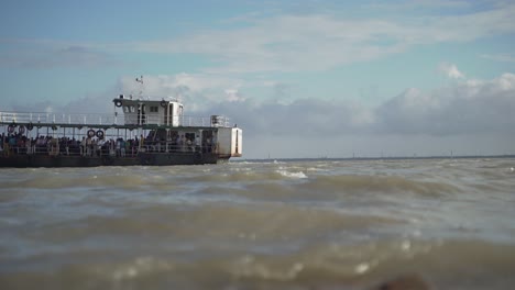 Schiffe-Fahren-über-Den-Fluss-Ganges,-Der-Die-Mündung-Des-Flusses-Ganges-Darstellt