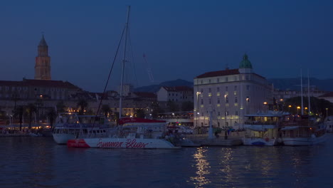Touristenboote-Liegen-Abends-Betaut-Auf-Der-Promenade-Von-Split