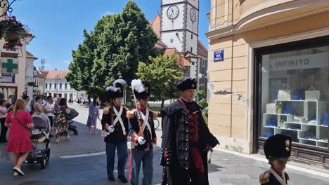 Festival-Callejero-Spancirfest-Guardia-Civil-Con-Ropa-Tradicional-Marchando-En-La-Antigua-Ciudad-Medieval