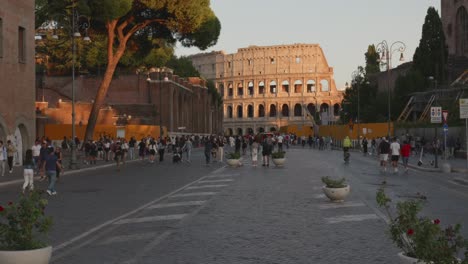 Blick-Auf-Das-Kolosseum-Von-Der-Straße-Via-Dei-Fori-Imperiali,-Die-Während-Der-Goldenen-Stunden-Für-Den-Verkehr-Gesperrt-Ist