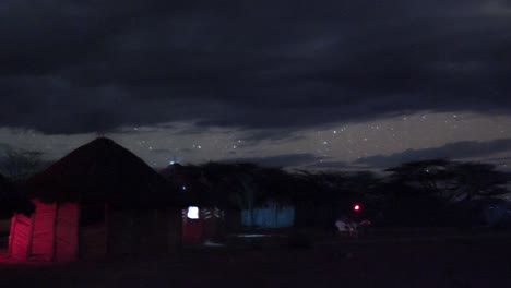 Der-Afrikanische-Nachthimmel-Kenias-Wird-In-Einem-Atemberaubenden-Zeitraffer-Zum-Leben-Erweckt-Und-Zeigt-Das-Astronomieteam-In-Aktion-Vor-Dem-Hintergrund-Einer-Majestätischen-Kilimandscharo-Berglandschaft-Im-Nationalpark-Mit-Magellan-Wolken-Landschaft
