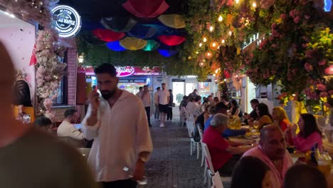 Altstadt-Von-Alacati-Mit-Fantastischem-Nachtleben-Und-Farbenfroher-Türkischer-Flagge