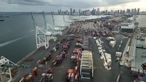 Antena-Del-Puerto-Comercial-En-South-Beach-Al-Atardecer-Con-Contenedor-De-Grúa-De-Barco-De-Carga-Para-Envío-De-Importación-Y-Exportación