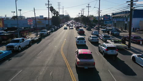 Vista-Aérea-De-Seguimiento-De-Autos-Con-Saltos-Hidráulicos-En-Las-Calles-De-Los-Ángeles.