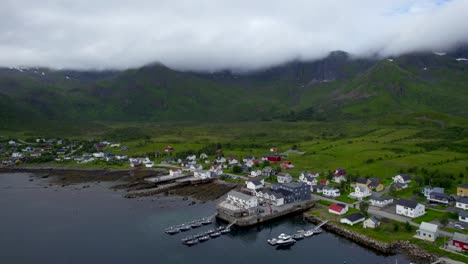 Volando-Hacia-Atrás-Sobre-Mefjordvar-En-Un-Día-Nublado,-Isla-Senja,-Norte-De-Noruega