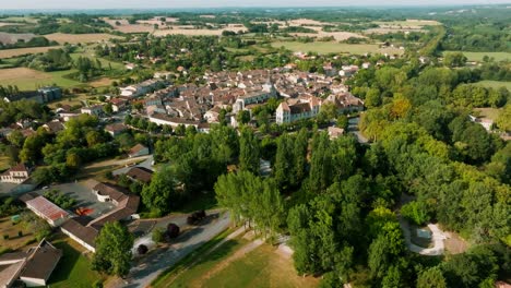Drone-shot-of-the-bastide-town-of-Issigeac-in-the-Dordogne,-France