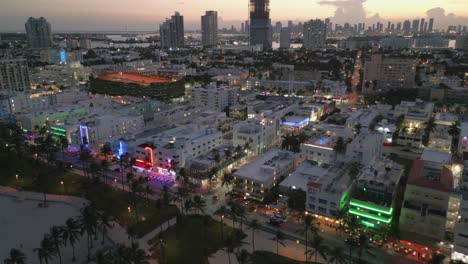 Nachts-Beleuchteter-Südstrand-Mit-Skyline-Restaurant-Im-Stadtbild-Und-Ocean-Drive-Road