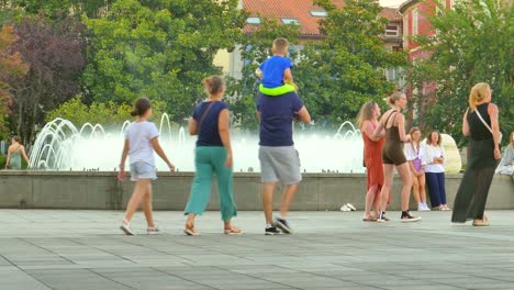 Chafariz-Da-Praca-Da-Republica-Brunnen-Mit-Touristen-In-Braga,-Portugal