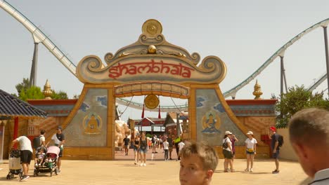 Eingang-Zur-Shambhala-Lift-Hill-Drop-Achterbahn-Im-Vergnügungspark-Port-Aventura