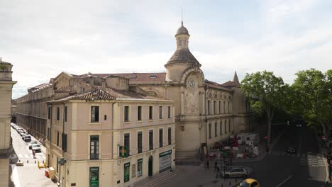 Toma-Panorámica-De-La-Escuela-Secundaria-Alphonse-Daudet-En-Nimes,-Francia