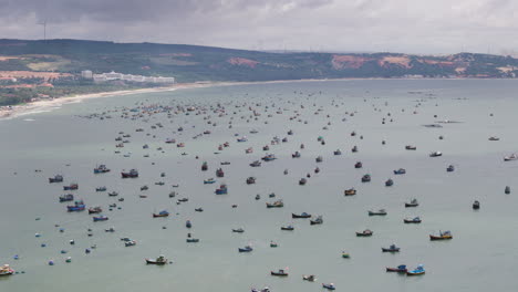 Mui-Ne-Vietnam-Vista-Aérea-Del-Tradicional-Barco-De-Pescadores-Pesca-En-Catamarán-En-La-Bahía