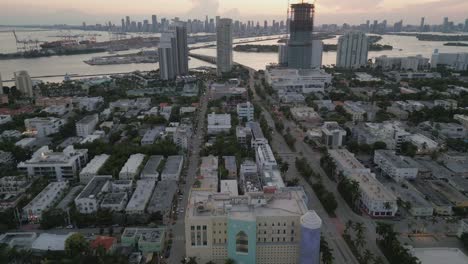 Horizonte-Aéreo-De-South-Beach-Al-Atardecer-Con-El-Paisaje-Urbano-Del-Centro-A-Distancia