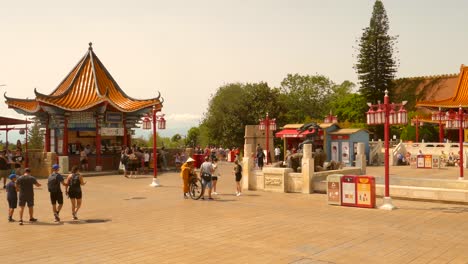 Toma-Panorámica-Del-Puerto-De-La-Zona-De-China-Dentro-Del-Parque-De-Atracciones-Port-Aventura-En-Port-Aventura,-Salou,-España-En-Un-Día-Soleado