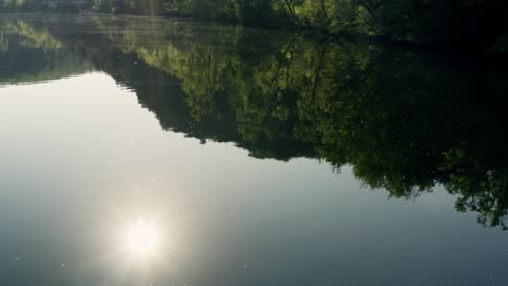Ruhiger-Fluss-An-Einem-Sonnigen-Sommermorgen-Mit-Sonnenspiegelung-Auf-Der-Wasseroberfläche,-Fluss-Dordogne