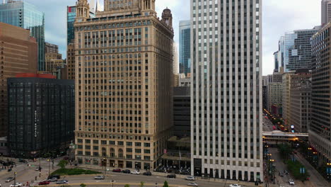 Aerial-view-rising-from-the-river-in-front-of-buildings-on-the-East-Wacker-Place-in-Chicago