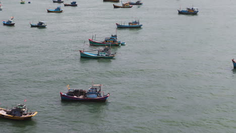 Unzählige-Vietnamesische-Fischerboote-Liegen-In-Küstennähe,-Luftaufnahme