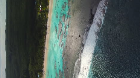 Las-Olas-Del-Océano-Rompen-En-El-Arrecife-De-Coral-Frente-A-La-Playa-De-Yejele.